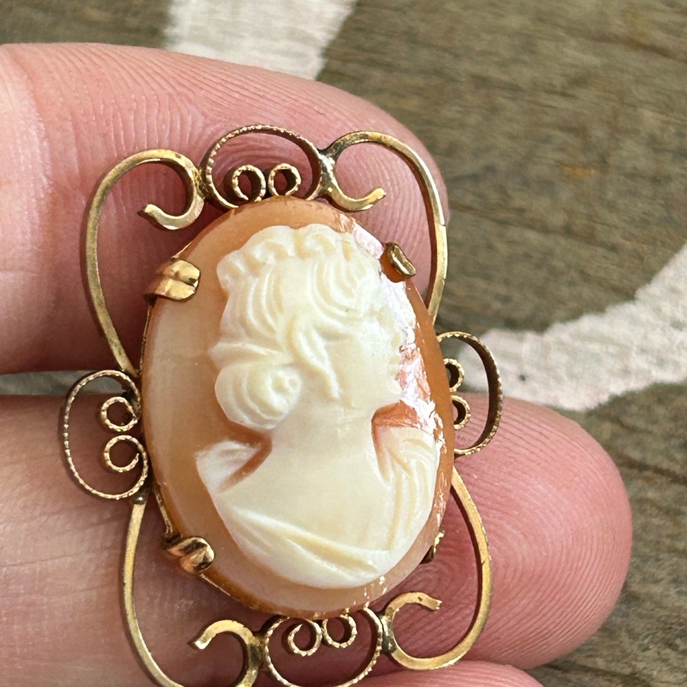 1/20/12KTGF Elegant Gold and Cream Cameo Brooch - Picture 3 of 7